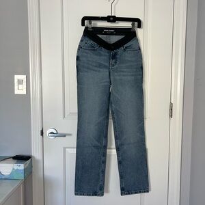 Hollister Social Tourist Ultra High-Rise V-Waist Straight Jeans